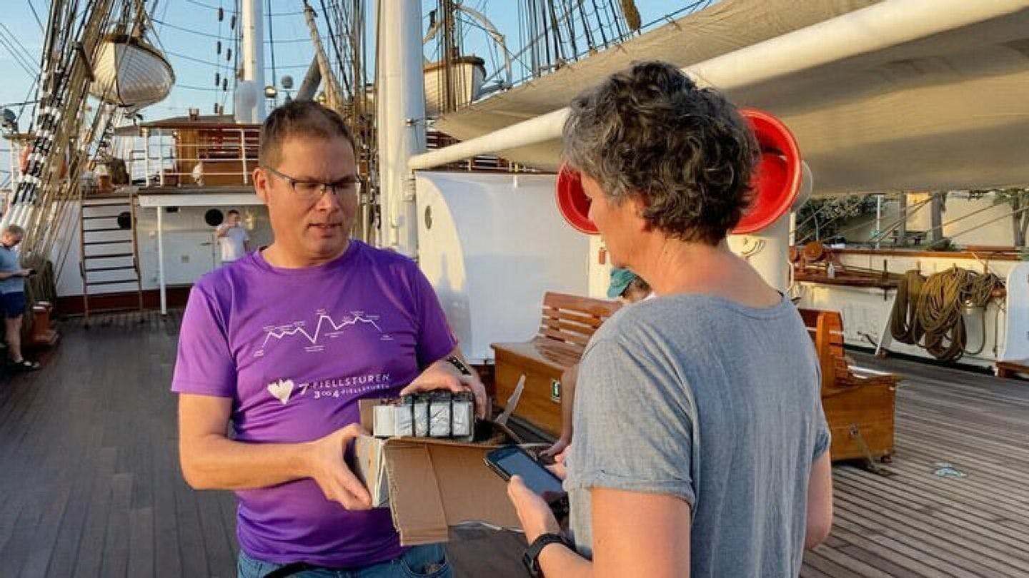 Seniorforsker Lars R. Hole pakker ut Floatenstein om bord i Statsraad Lehmkuhl og gjør den klar for ferd. Foto: Kerim Hestnes Nisancioglu