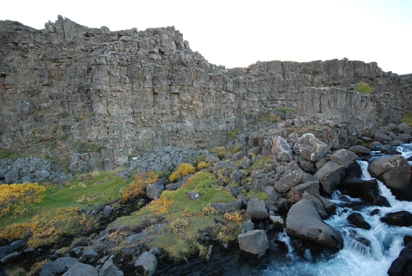 Den midtatlantiske ryggen går tvers gjennom Island, dette bildet er tatt nede i sprekken. Foto: Ronald Toppe