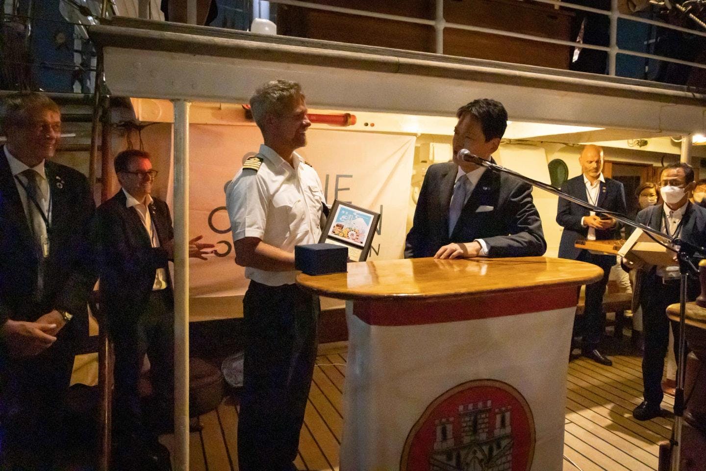 Borgermester i Yokohama, Yamanaka Takeharu, overrekker en plakett til kaptein Sune Blinkenberg.