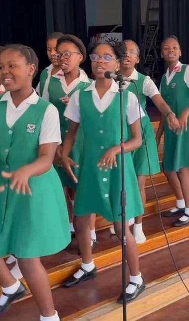 Elevene øver på sangen. Foto: Berea Primary school